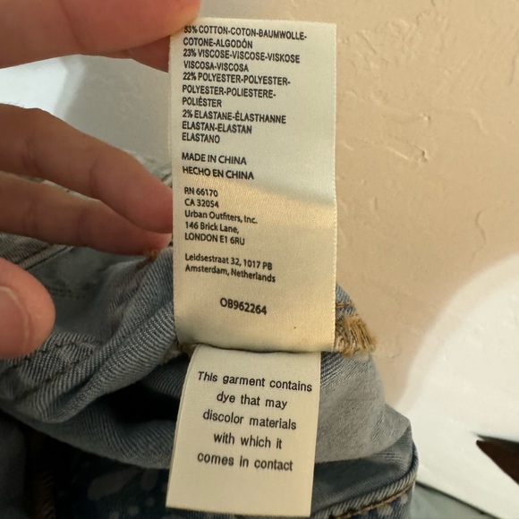 FREE PEOPLE FLOAT ON BELL BOTTOMS SZ 26 light blue batik print EUC - Picture 8 of 8